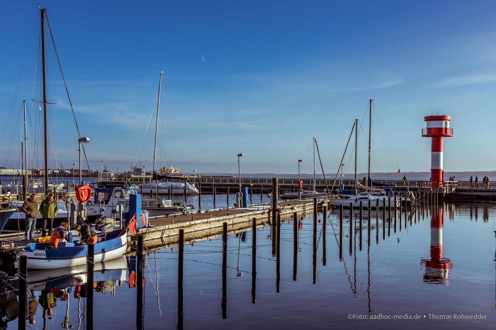Eckernförde mit strahlender Sonne im Winter mit bleuem Himmel. Foto ©: aadhoc-media.de • Thomas Rohwedder