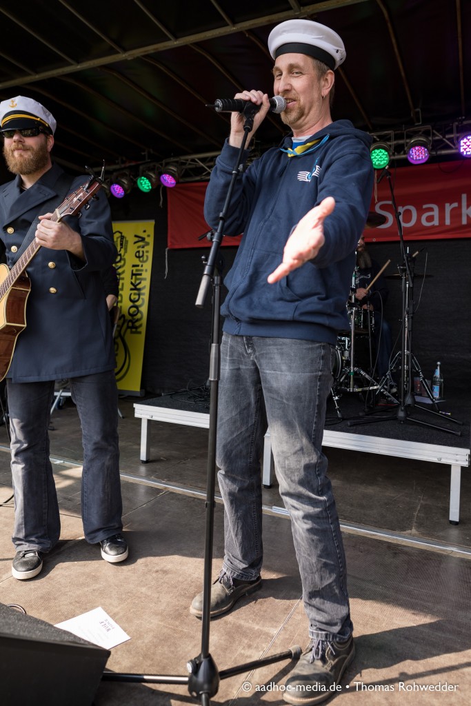 Ascheberg rockt am 1. Mai mit buntem Programm zum 14. Maibaumfest - hier stehen Wolf Barsch mit Seemannsrock auf der Bühne. • ©aadhoc-media.de • Thomas Rohwedder